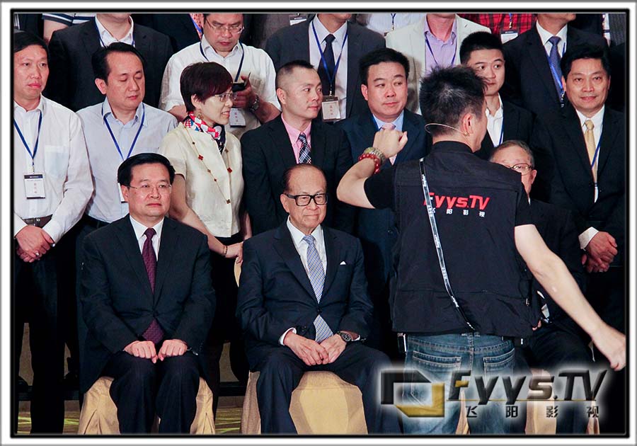 武汉大型合影照 华人首富李嘉诚及省领导参加长江商会论坛