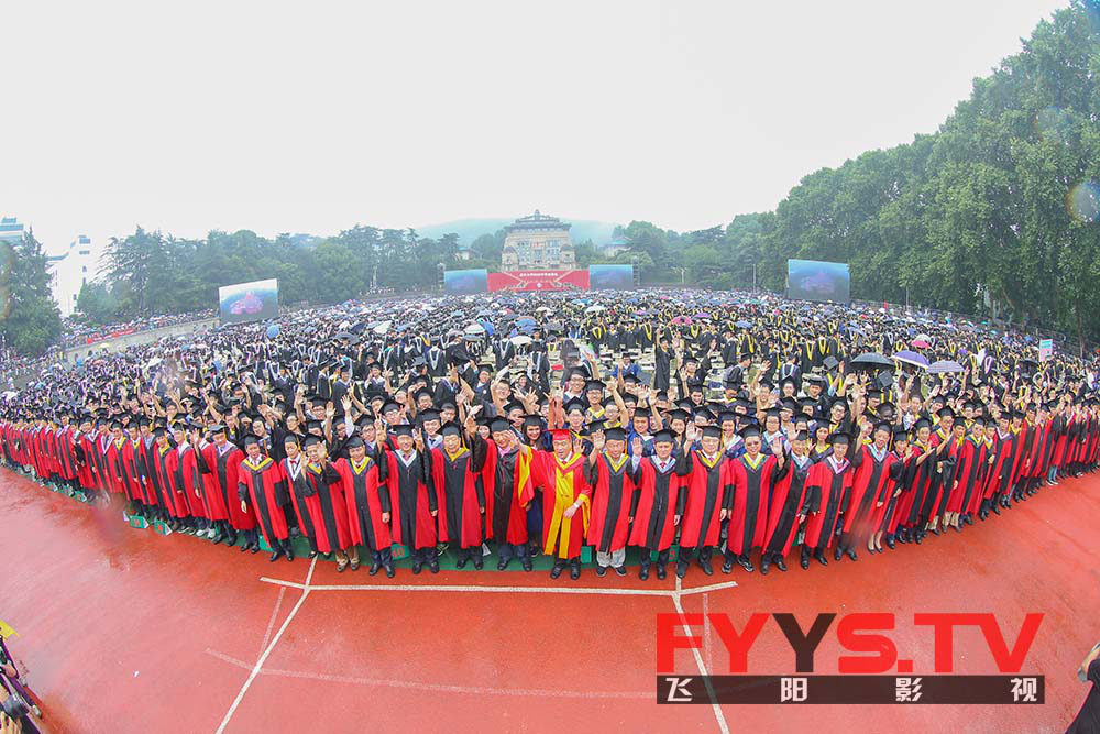 武汉大学2018毕业典礼--万人“拨穗”加冕